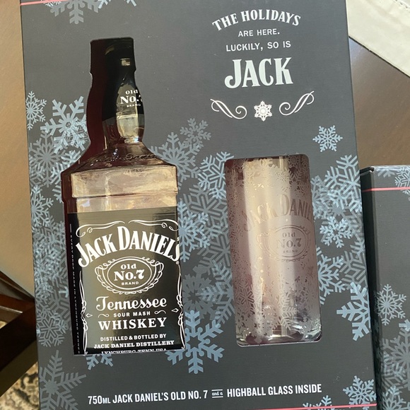 1 Empty Jack Daniels bottle with 1 box and 1 glass. - Picture 2 of 2